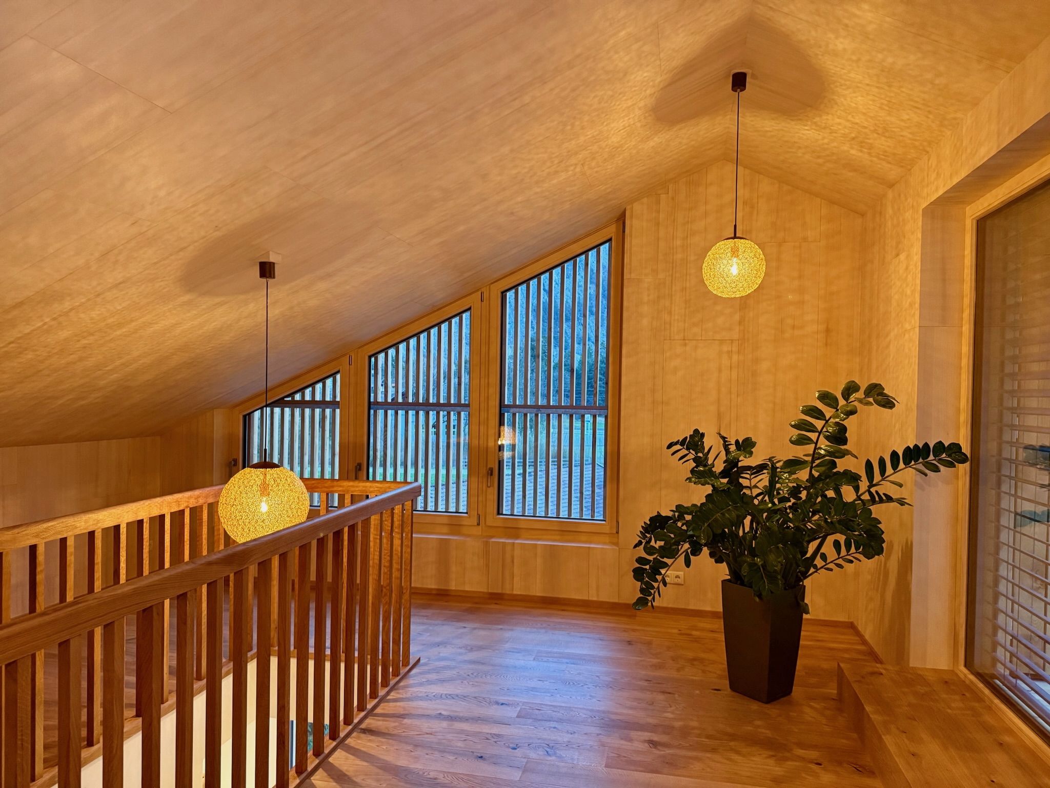 Dachraum mit warmem Holz und Lampions